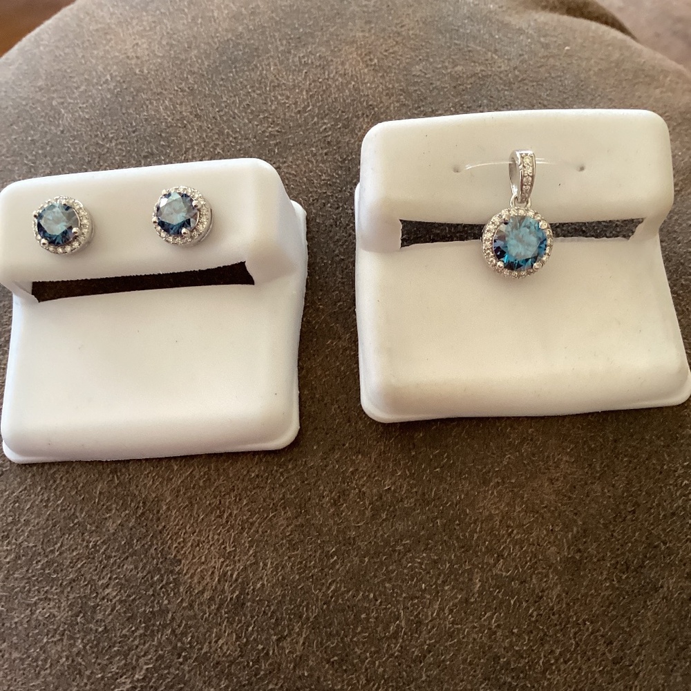 Beautiful GRA blue Sapphire Pendant and Earrings